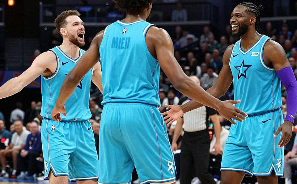 Evan Fournier khoe áo Olympiacos: “Chiến thắng hay thua, chúng ta hãy tôn vinh điều nó đại diện”